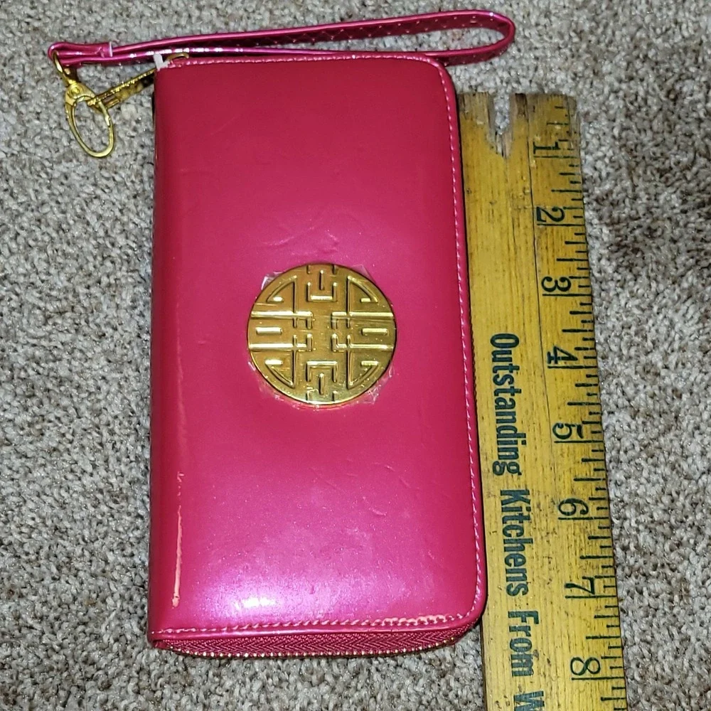 Hot Pink Patent Wallet Wristlet Zip Around Clutch Organizer Gold‎ Tone Medallion